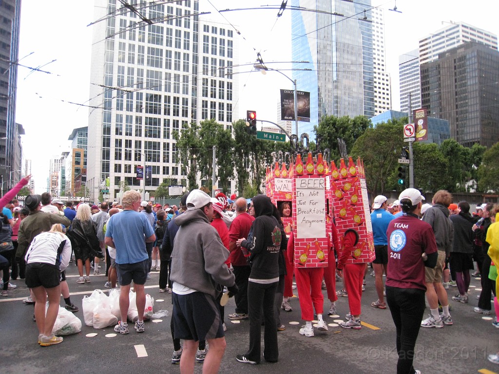 2011 Bay to Breakers Sunday 0110.JPG - I was able to participate in the 2011, 100th anniversary of the San Francisco Bay to Breakers 12K race. A great weekend for sight seeing and racing.